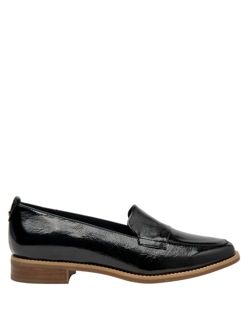 Mocasín femenino en cuero negro charolado, versátil para otoño e invierno, look sofisticado.