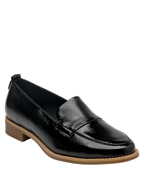 Mocasín femenino en cuero negro charolado, versátil para otoño e invierno, look sofisticado.