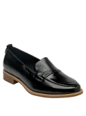 Mocasín femenino en cuero negro charolado, versátil para otoño e invierno, look sofisticado.