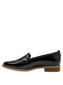 Mocasín de cuero negro brillante, diseño clásico femenino, combina con jeans o falda lápiz.