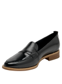 Elegante mocasín de cuero negro con costura visible, perfecto para moda urbana y ejecutiva.