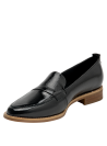 Elegante mocasín de cuero negro con costura visible, perfecto para moda urbana y ejecutiva.