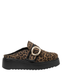 Zapato mule de cuero en tonos tierra y negros, hebilla dorada, plataforma cómoda y estilizada.