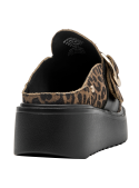 Mule de cuero con diseño animal print, hebilla dorada, plataforma negra, ideal para looks audaces.