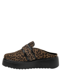 Calzado mule de mujer, cuero animal print, hebilla dorada, suela dentada para estilo casual.