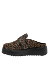 Calzado mule de mujer, cuero animal print, hebilla dorada, suela dentada para estilo casual.
