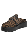 Zapato mule de cuero en animal print leopardo con hebilla dorada y plataforma negra.