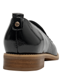 Mocasín de cuero negro charolado para mujer, estilo casual, ideal para ocasiones semi-formales.