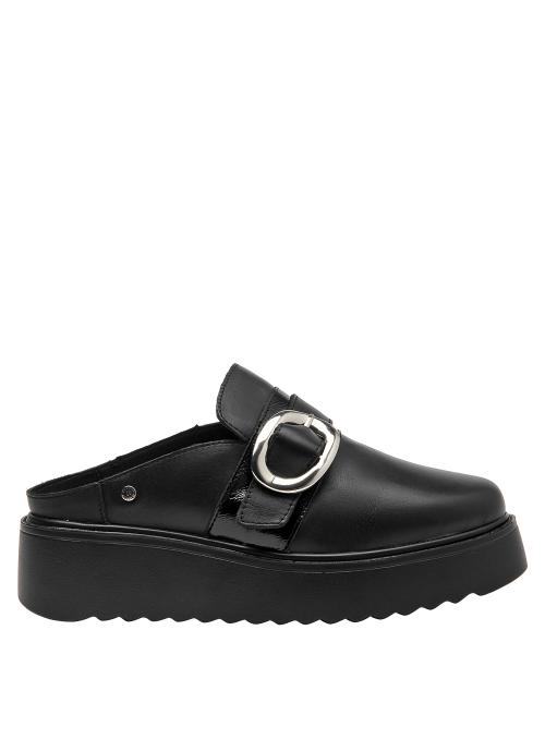 Zapato mule negro de cuero con suela gruesa, perfecto para combinar con looks casuales o formales.