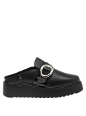 Mule de cuero negro para mujer, diseño abierto en la parte trasera, versátil para climas templados.
