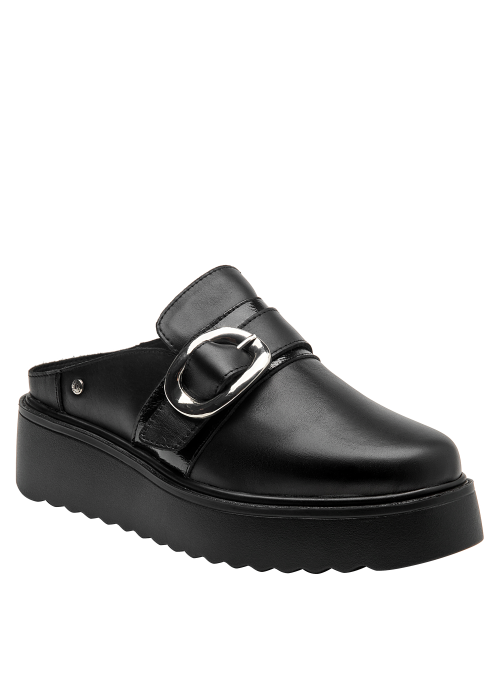 Zapato mule negro de cuero con suela gruesa, perfecto para combinar con looks casuales o formales.