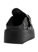 Mule de cuero negro para mujer, estilo casual con hebilla metálica, ideal para ocasiones semi-formales.