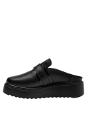 Zapato mule negro de cuero liso con diseño casual y detalle contemporáneo en el empeine.