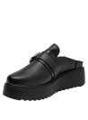 Mule de cuero negro para mujer con hebilla metálica grande y suela tipo plataforma.