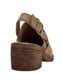 Elegante zapato vaquero camel para mujer con diseño sobrio y moderno en cuero.