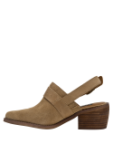 Zapato de cuero camel, estilo vaquero, con anillo metálico y textura suave aterciopelada.
