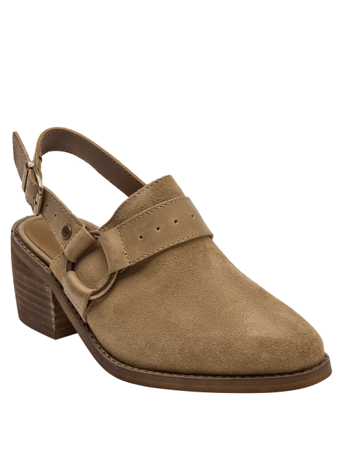Mula de cuero camel con talón abierto, tacón bloque medio y correa decorativa lateral.