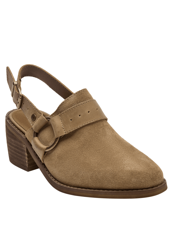 Mula de cuero camel con talón abierto, tacón bloque medio y correa decorativa lateral.
