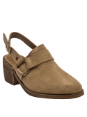 Mula de cuero camel con talón abierto, tacón bloque medio y correa decorativa lateral.