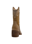 Botín camel de cuero para mujer, perfecto para combinar con jeans o vestidos en un look casual.
