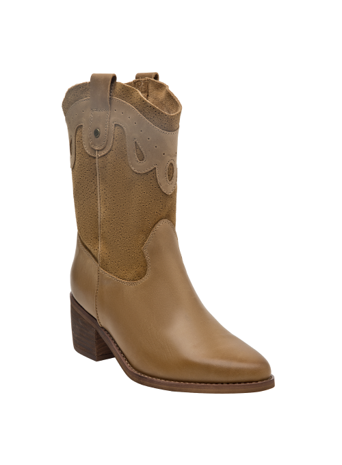Botín de mujer color camel en cuero con diseño western y ornamentación clásica en la parte superior.