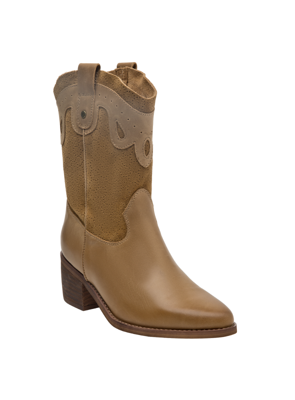 Botín de mujer color camel en cuero con diseño western y ornamentación clásica en la parte superior.