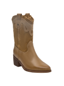 Botín de mujer color camel en cuero con diseño western y ornamentación clásica en la parte superior.