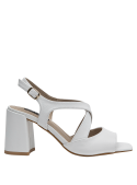 Sandalia de cuero blanca para mujer, con diseño minimalista y sensación cómoda para uso diario.