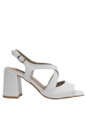 Sandalia de cuero blanca para mujer, con diseño minimalista y sensación cómoda para uso diario.