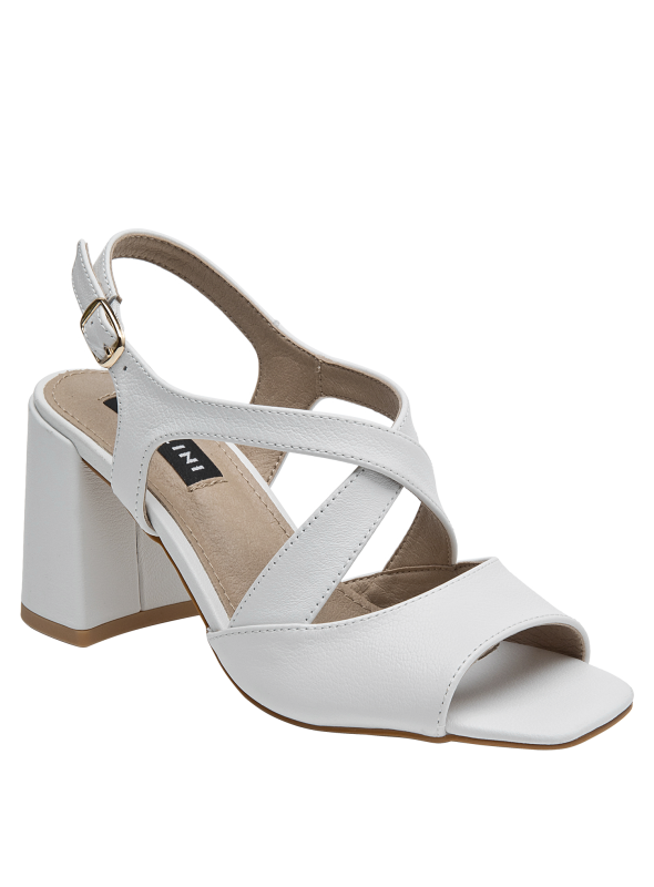 Elegante sandalia blanca de cuero para mujer, perfecta para un look pulido y altura estable.