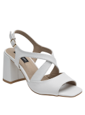 Elegante sandalia blanca de cuero para mujer, perfecta para un look pulido y altura estable.