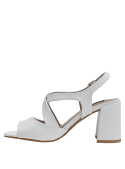 Sandalia casual blanca de cuero, ideal para outfits de día y noche, con interior de microfibra suave.