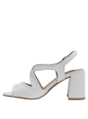 Sandalia casual blanca de cuero, ideal para outfits de día y noche, con interior de microfibra suave.