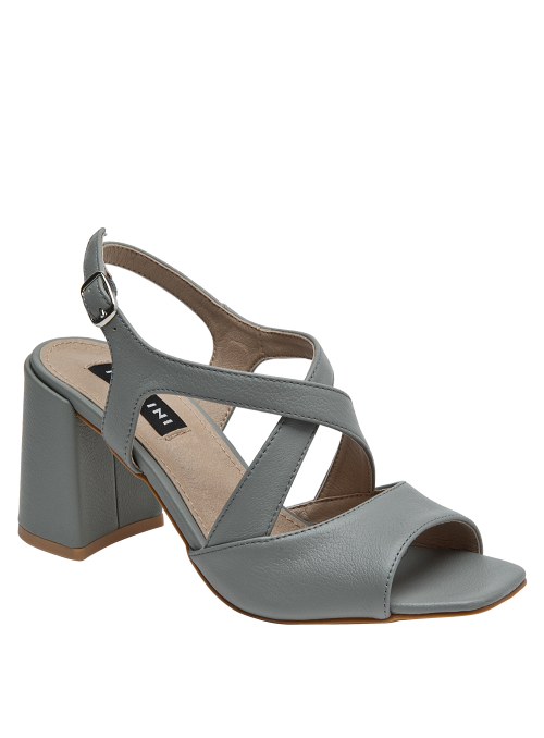 Sandalia celeste de cuero combinada con looks casuales y urbanos.