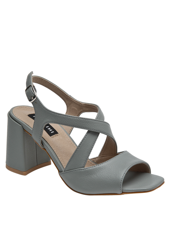 Sandalia celeste de cuero combinada con looks casuales y urbanos.