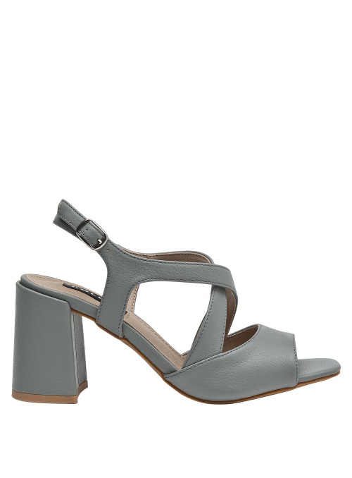 Sandalia celeste de cuero combinada con looks casuales y urbanos.