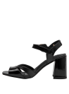 Elegante sandalia de cuero negro con diseño minimalista, perfecta para combinar con trajes sastre.