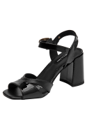 Sandalia de cuero negro con taco bloque y punta abierta, ideal para mujer en eventos formales.