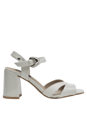 Sandalia clásica de cuero beige para mujer, diseño adaptable a múltiples estilos.