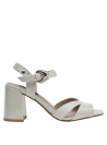 Sandalia clásica de cuero beige para mujer, diseño adaptable a múltiples estilos.