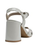 Sandalia beige de cuero para mujer, punta abierta y taco de 8 cm, acabado pulido.