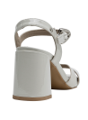 Sandalia beige de cuero para mujer, punta abierta y taco de 8 cm, acabado pulido.