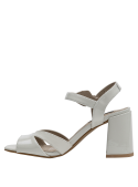 Sandalia de taco bloque en cuero beige, ideal para ocasiones formales, estilo clásico.