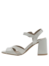 Sandalia de taco bloque en cuero beige, ideal para ocasiones formales, estilo clásico.