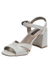 Sandalia de cuero beige con forro de microfibra, diseño elegante y versátil.