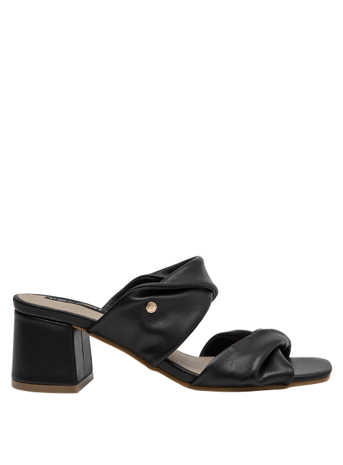 Sandalia negra de taco alto en cuero, estilo casual-chic para elevar cualquier atuendo femenino.