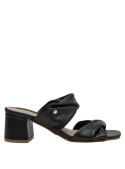 Cuero negro en sandalia femenina con taco bloque, adecuada para looks de día o noche.