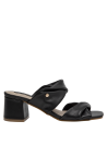 Cuero negro en sandalia femenina con taco bloque, adecuada para looks de día o noche.