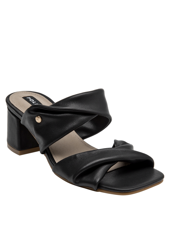 Sandalia negra de taco alto en cuero, estilo casual-chic para elevar cualquier atuendo femenino.