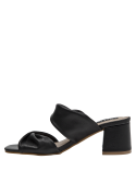 Sandalia de cuero negro, diseño sobrio y versátil, recomendada para combinar con jeans o vestidos.